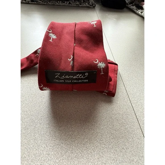 Zianetti Men's 100% Silk Tie ~ Red ~ Palm Tree Pattern ~ Made in United States! - Picture 2 of 2